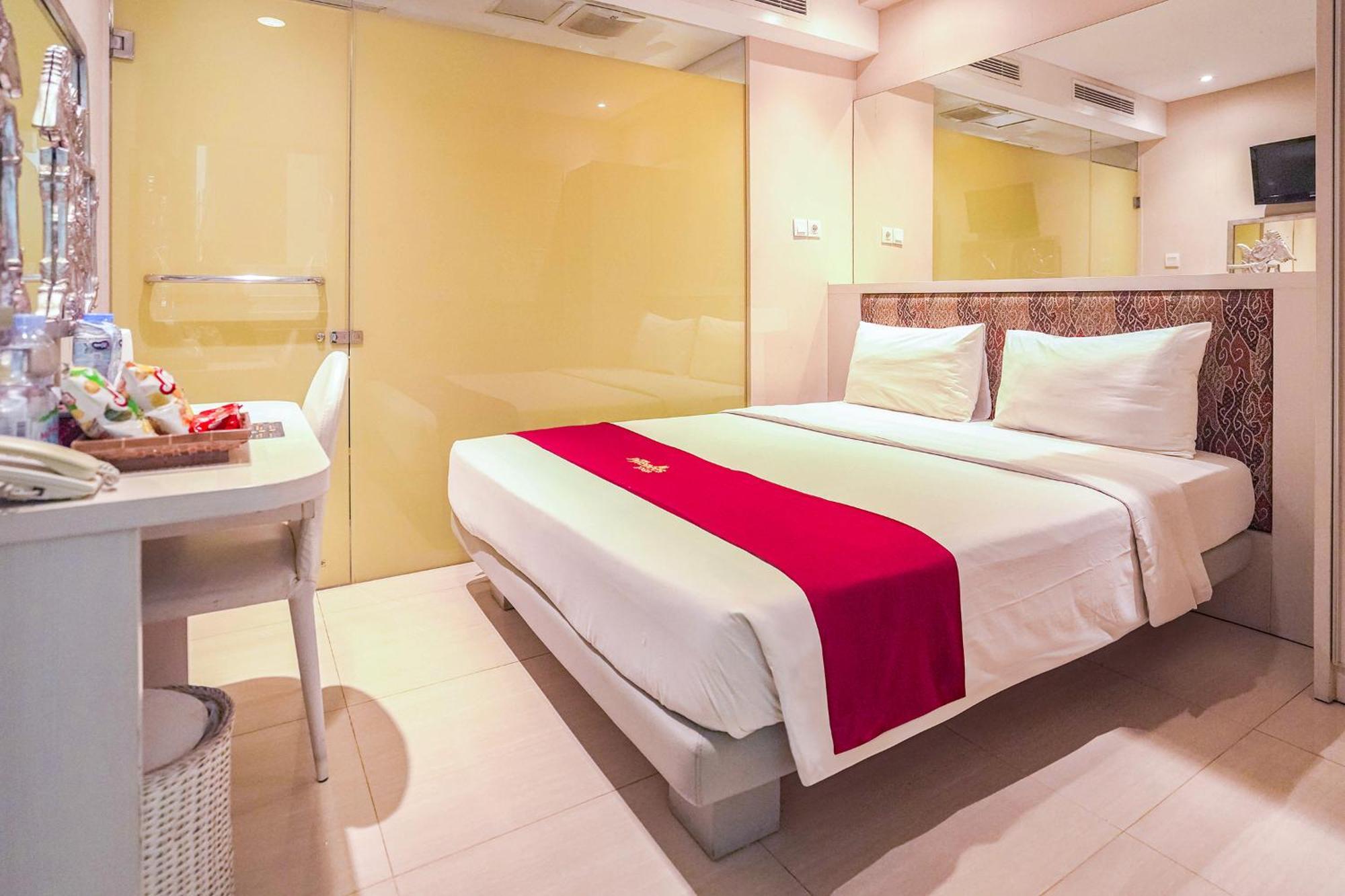 Pyrenees Malioboro Hotel Yogyakarta Exteriör bild