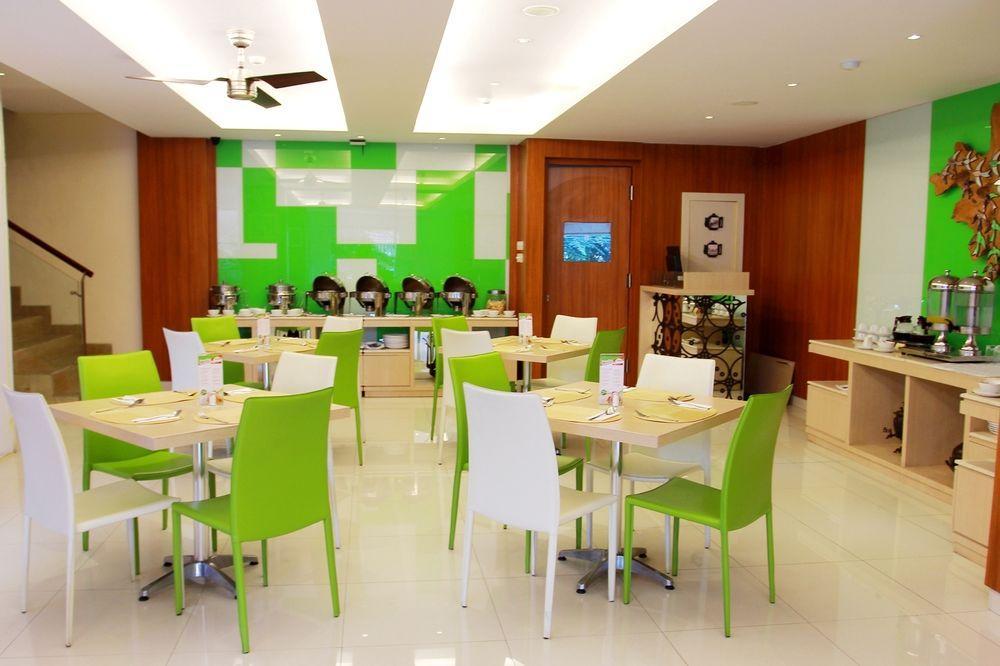 Pyrenees Malioboro Hotel Yogyakarta Exteriör bild