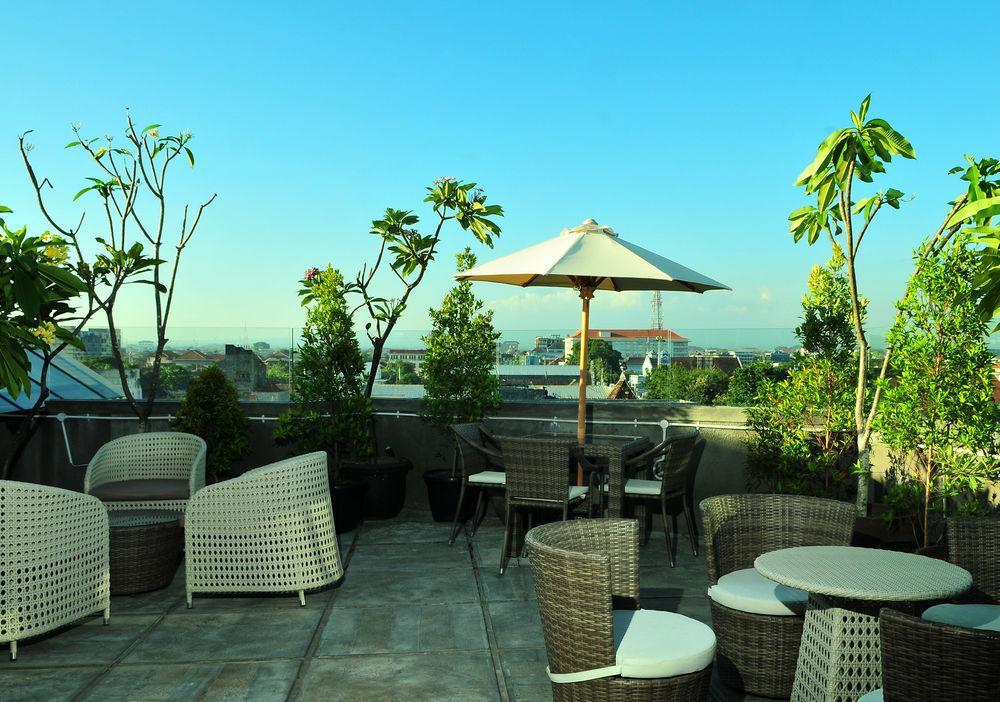 Pyrenees Malioboro Hotel Yogyakarta Exteriör bild