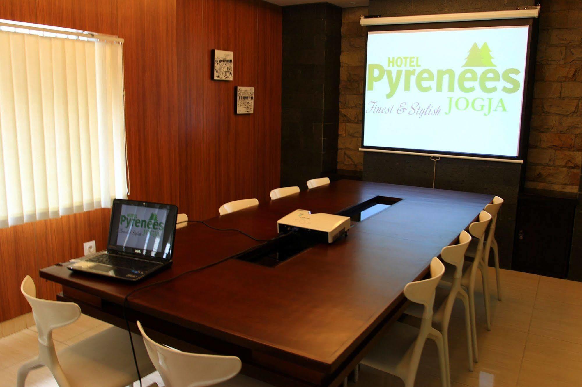 Pyrenees Malioboro Hotel Yogyakarta Exteriör bild